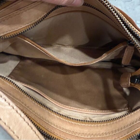 Elegant Tan Leather crossbody Shoulder Bag - Picture 7 of 9